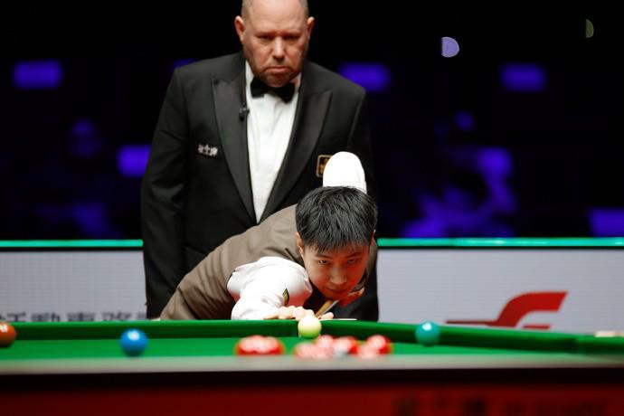 K1体育官方-历史首次!赵心童、周跃龙惊险晋级,国手包揽斯诺克世界大奖赛4强