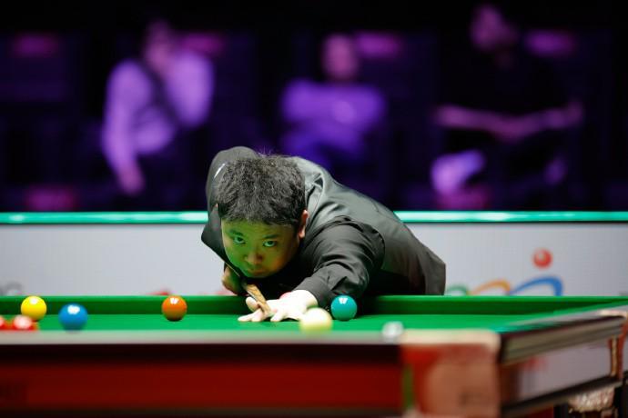 K1体育官方-历史首次!赵心童、周跃龙惊险晋级,国手包揽斯诺克世界大奖赛4强