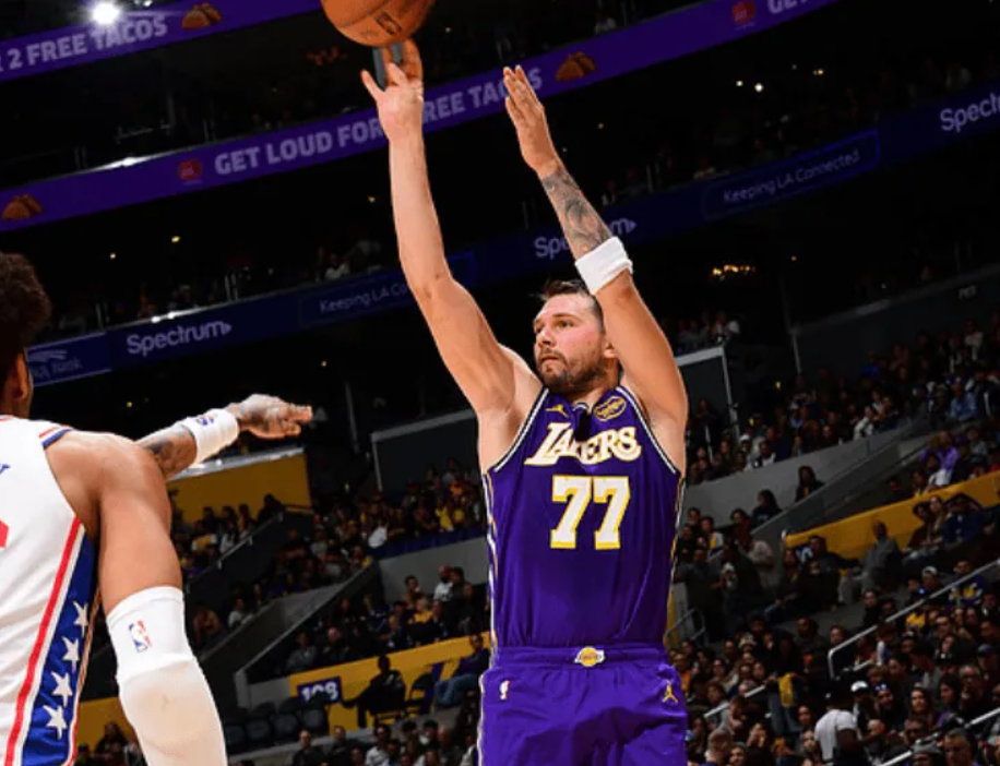 K1体育官方-大逆转！湖人双杀76人，詹姆斯一战连创3大神迹，东契奇腿筋重伤