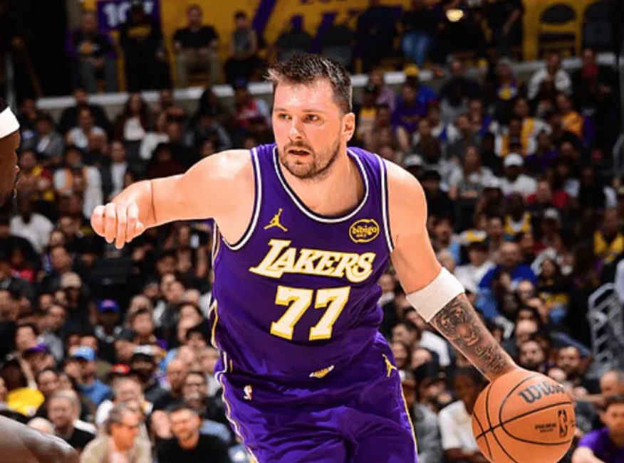 K1体育官方-大逆转！湖人双杀76人，詹姆斯一战连创3大神迹，东契奇腿筋重伤